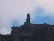 37 Maxi zoom sull'omone e la crocetta di vetta del Valletto (2371 m)